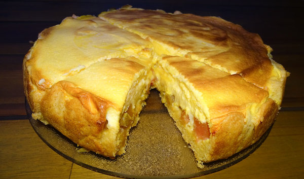 Rhabarberkuchen mit Pudding auf Tortenplatte ein Stück fehlt